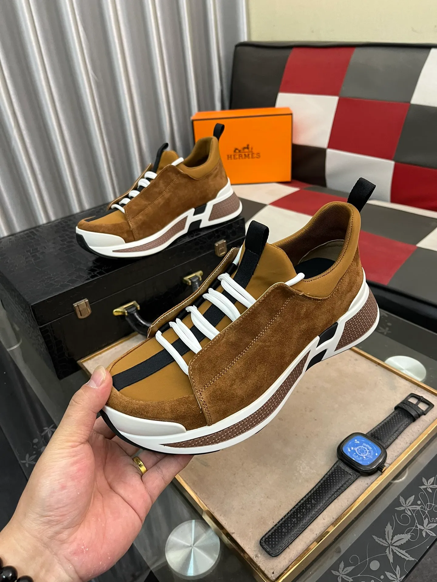 Men's shoes 💰: 560⌚️⌚️[Hermes] New sports shoes Hermès are the most comfortable shoes, no one else⃣️, they are very light on the feet and very good-looking, you will not feel tired when you go shopping and running around 👍 Very light and comfortable, extremely light, perfect for both sports and leisure! It’s up to you to choose, there’s always what you want~ Comes with a full set of packaging gift bags and invoices ✔️Fabric: imported first-layer cowhide ✔️Inner lining: breathable mesh ✔️Outsole: genuine leather bottom ✔️Size: Men 38-44 (45 custom-made) 5️⃣colors available